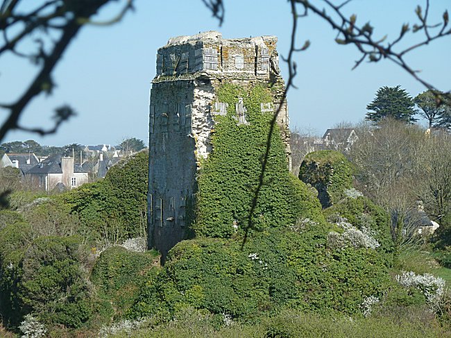 La tour du château de Trémazan